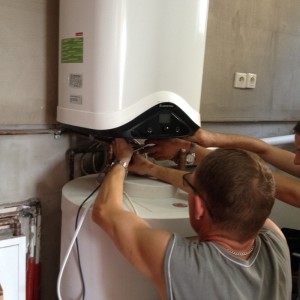 Podłączenie przewodów do zbiornika